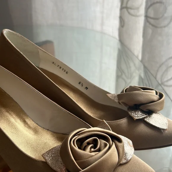 Stuart Weitzman - Picture 2 of 6